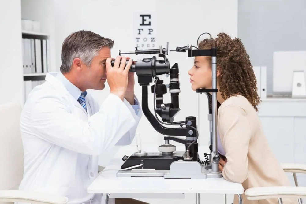Oftalmólogo haciendo una revisión de ojos a una paciente